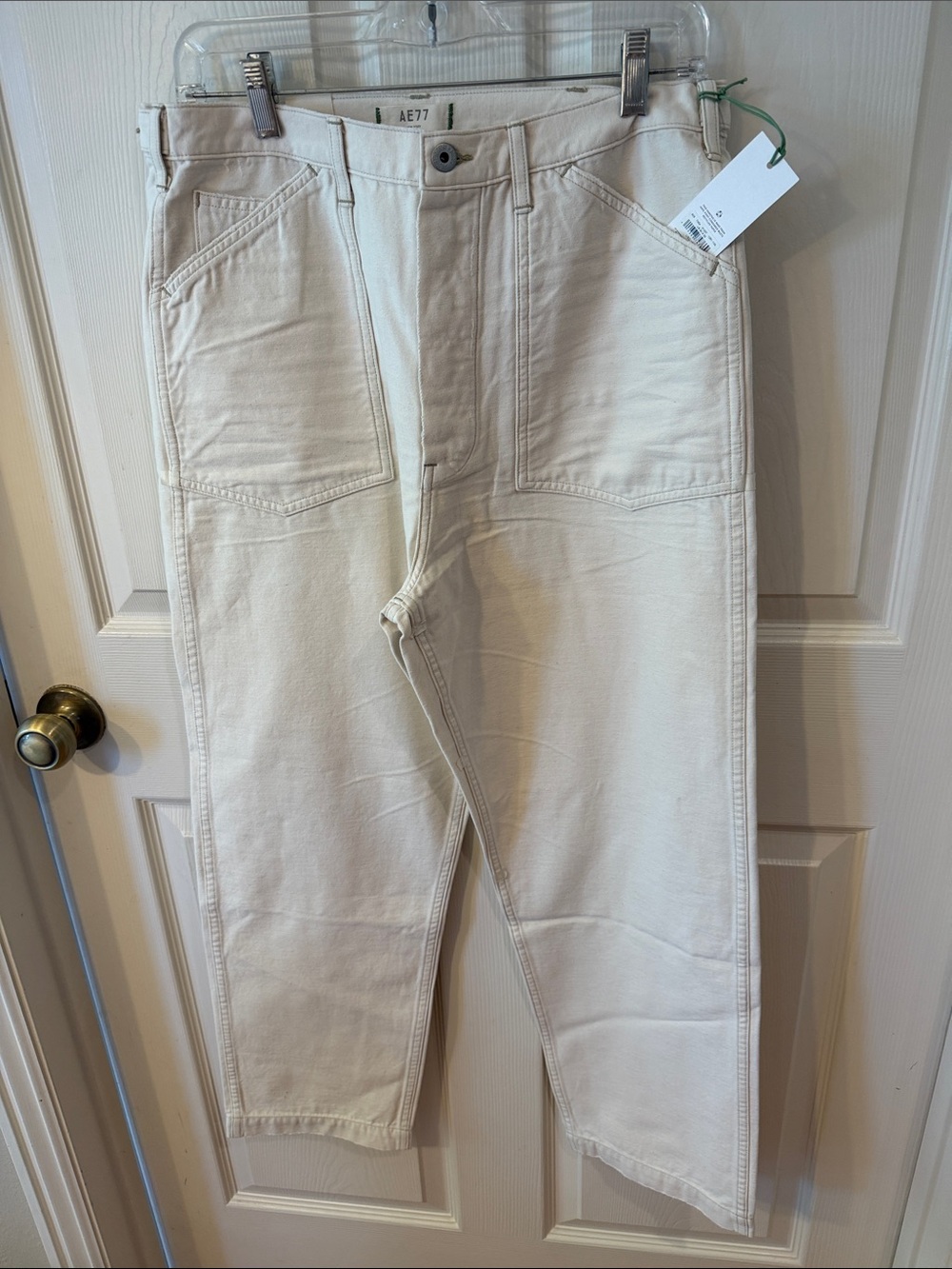 American Eagle Outfitters Cream Pants Sz 30/32.  NWT. Box46